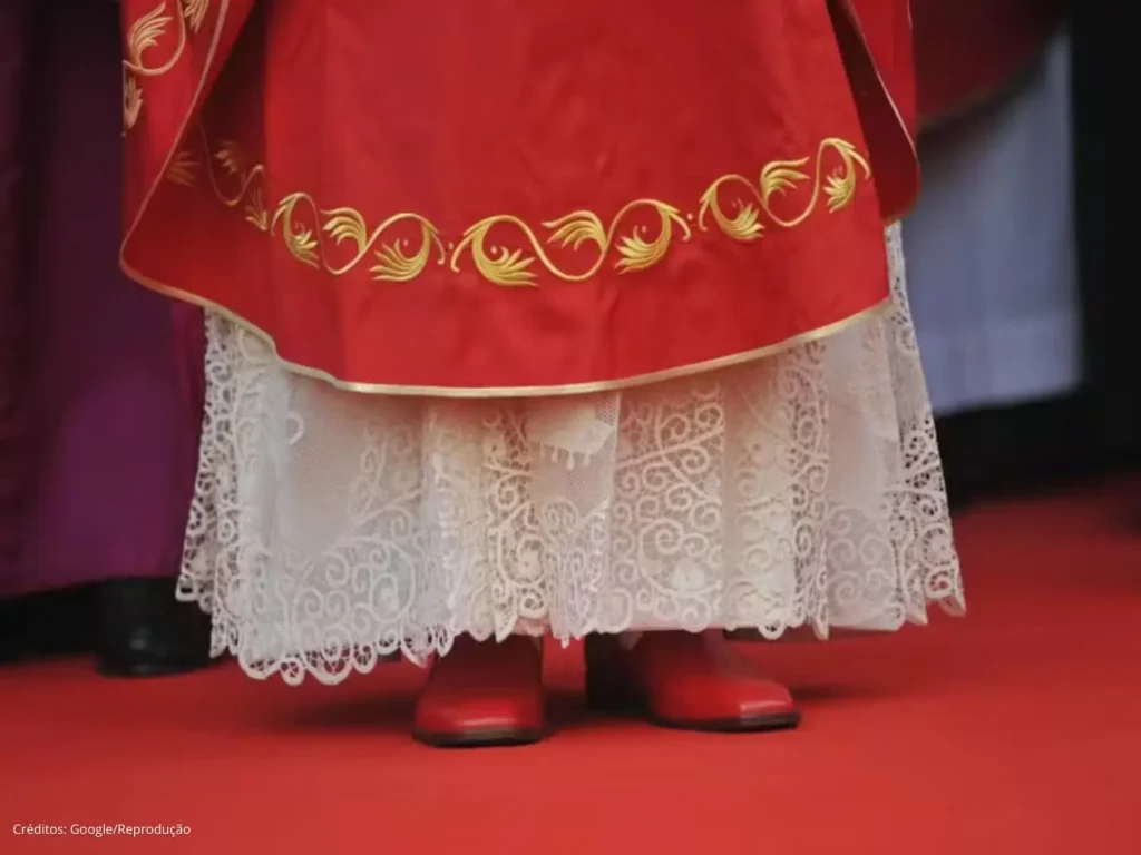 Por que o papa usa sapatos vermelhos?