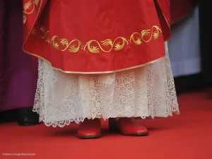 Por que o papa usa sapatos vermelhos?
