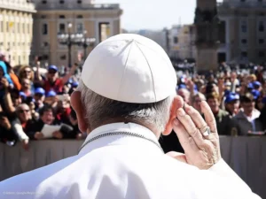 O segredo do solidéu: por que o do papa é branco e o dos cardeais é vermelho
